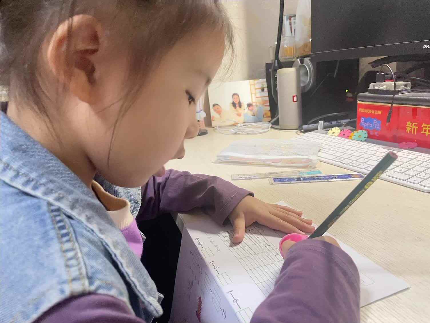 学前B班蒲依诺2024.10.21日(书写和朗读t).mp4