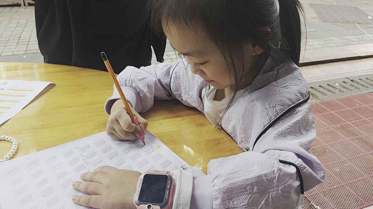⁣⁣⁣⁣⁣⁣⁣⁣⁣2024年10月27日大B班谭诗锜完成控笔训练第11页5-8行