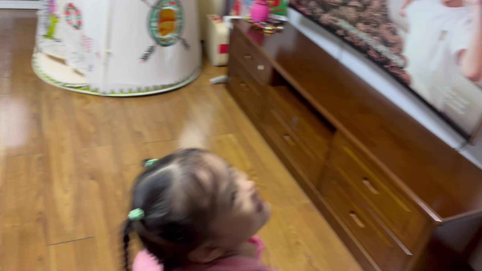 大B班李茵琪练习摸高跳