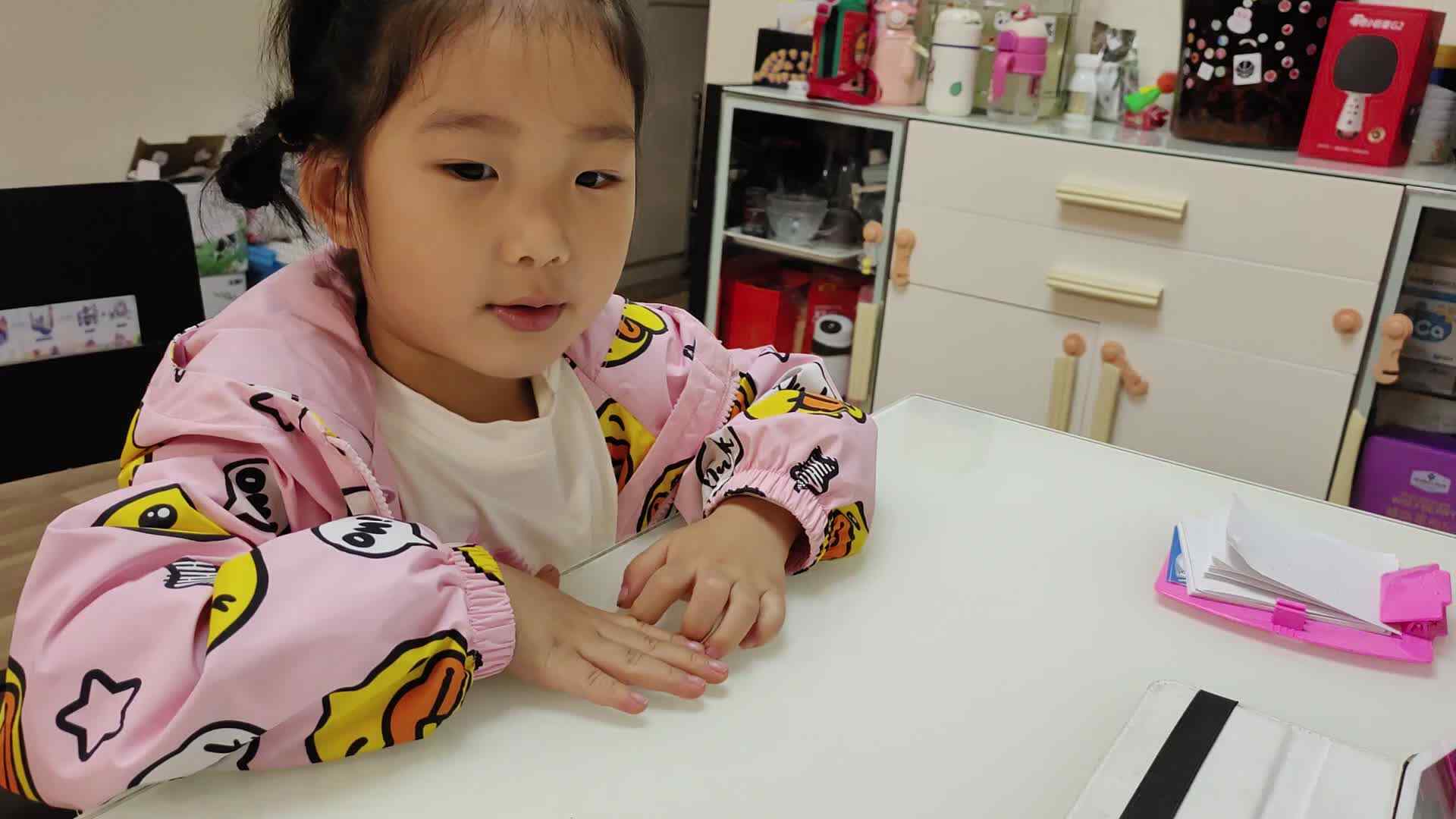 ⁣⁣⁣⁣⁣⁣10月12日大B班宁汐言观看英语视频