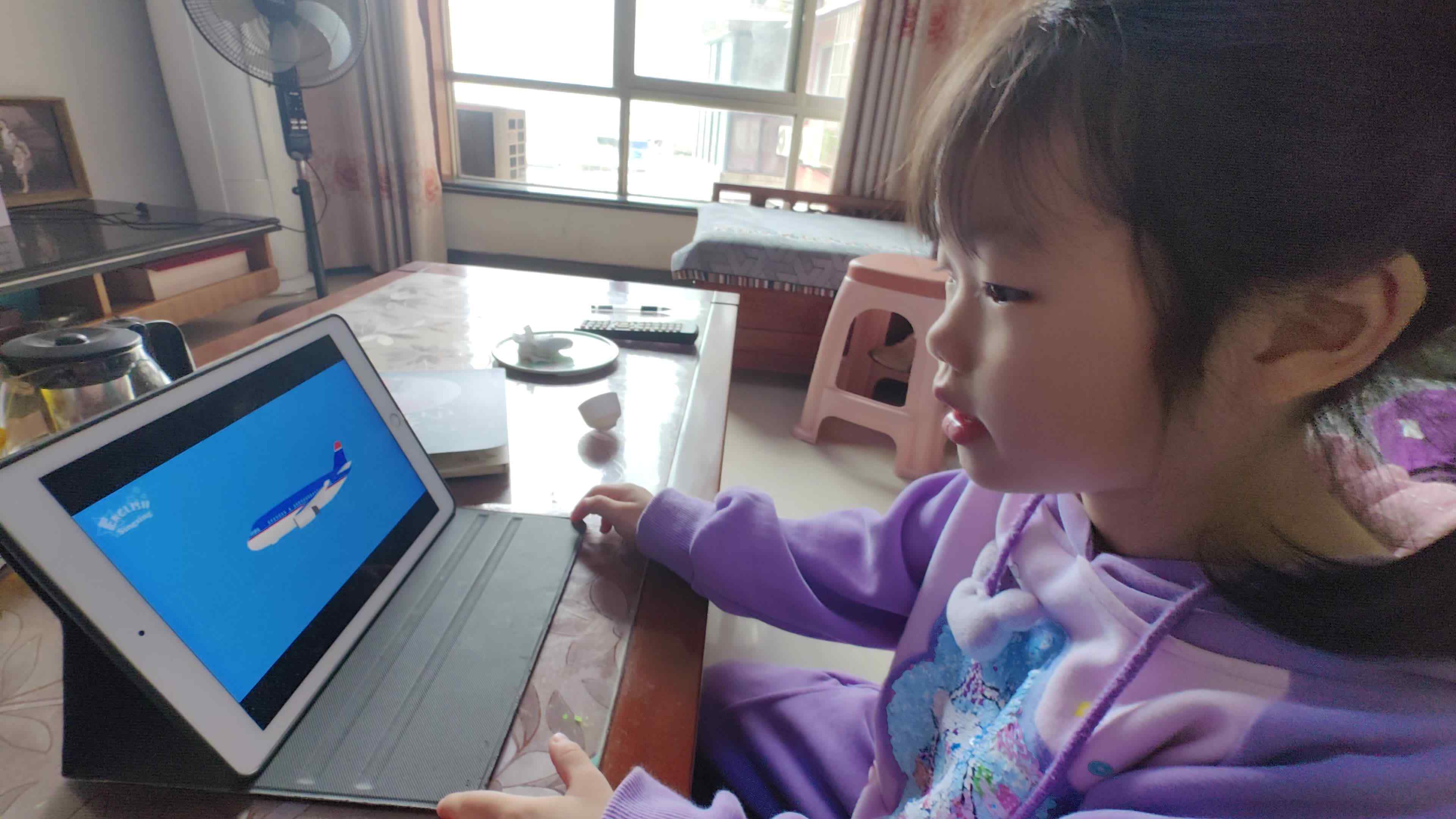 大B班 徐子伊  观看英语视频