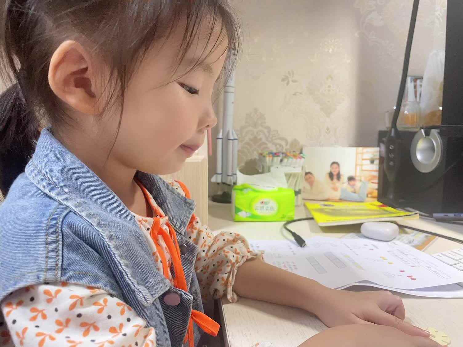 学前B班蒲依诺2024.10.13日用雪花片组成(数字2 3 4).mp4