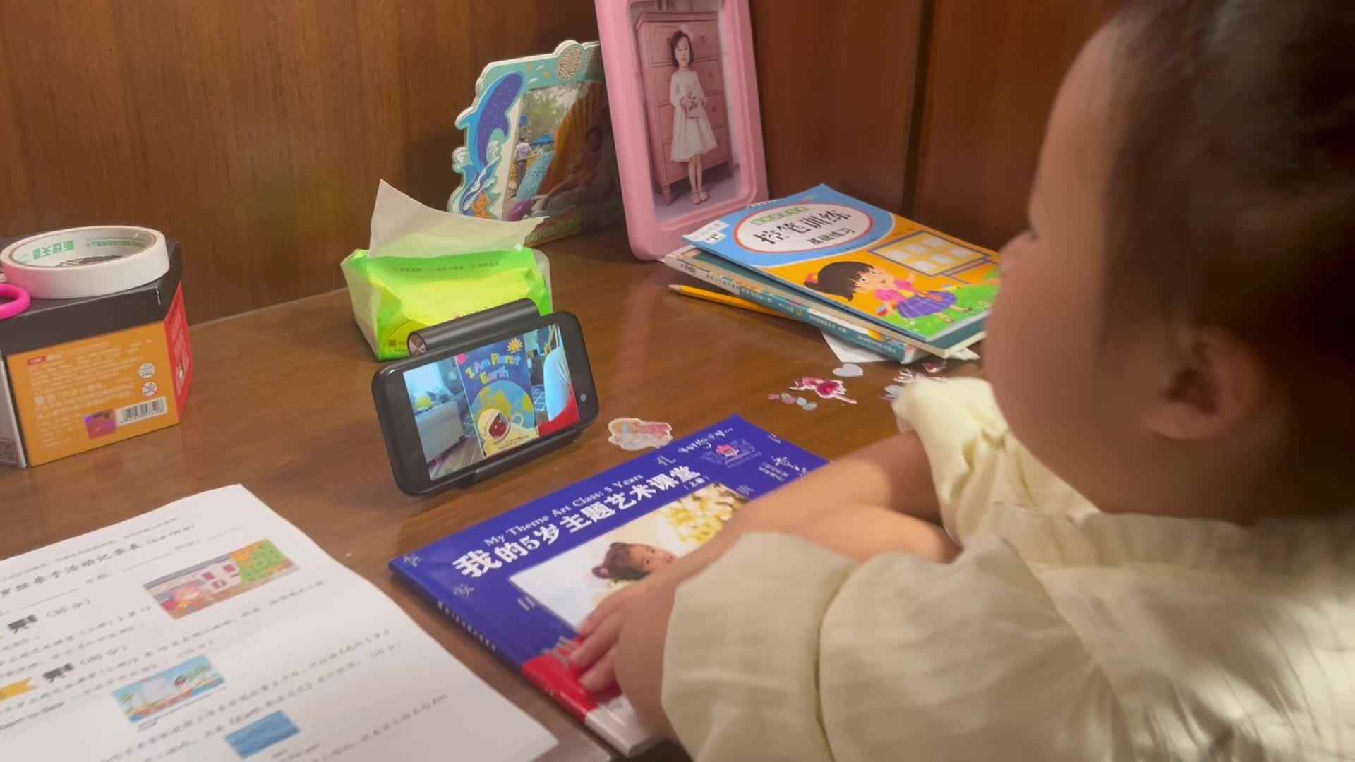 10.18大A班赵欣奕观看英文绘本视频