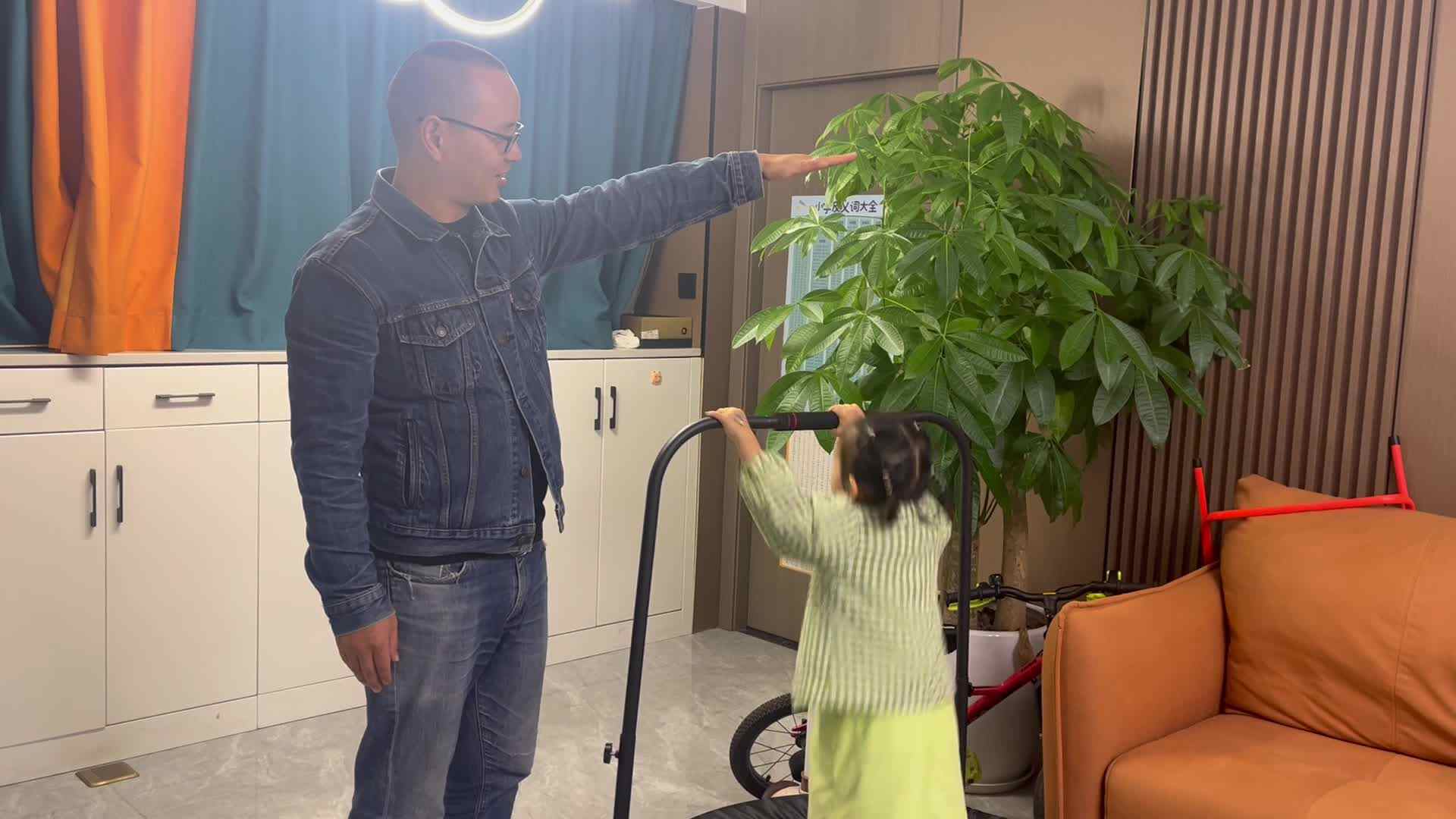2024.10.9大B班温欣练习摸高跳.mov