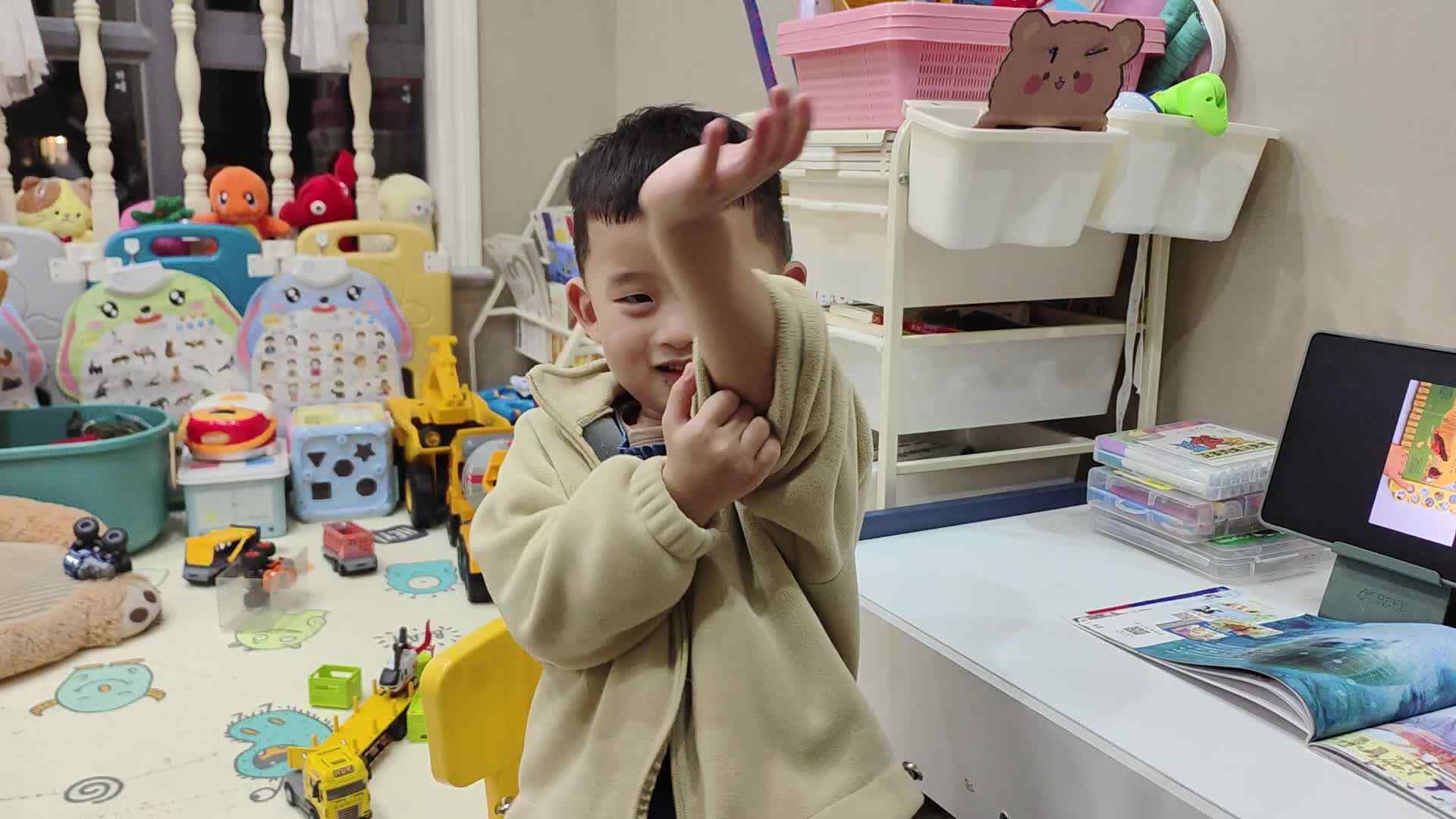 2024.10.14中A班李楷延——生活教育练习挽推衣袖.mp4