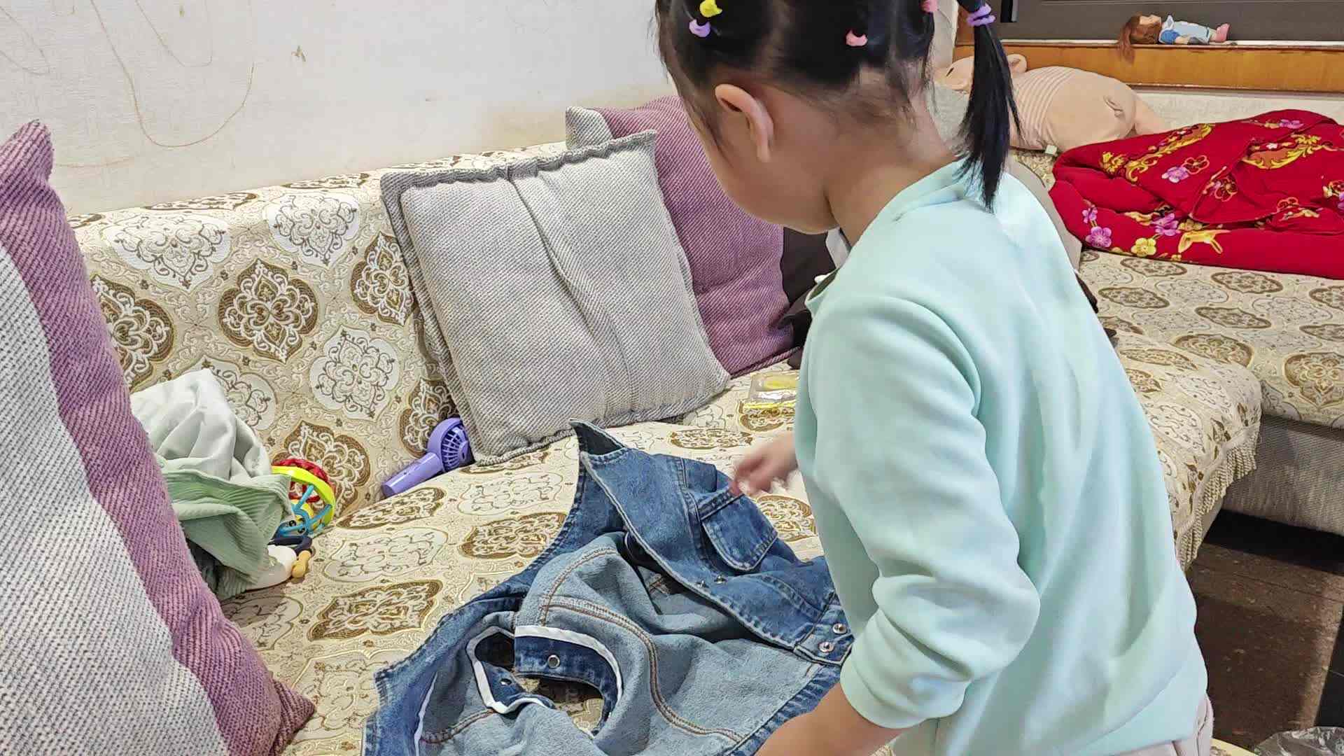 中A班2024.10.30张艺涵-叠衣服.mp4