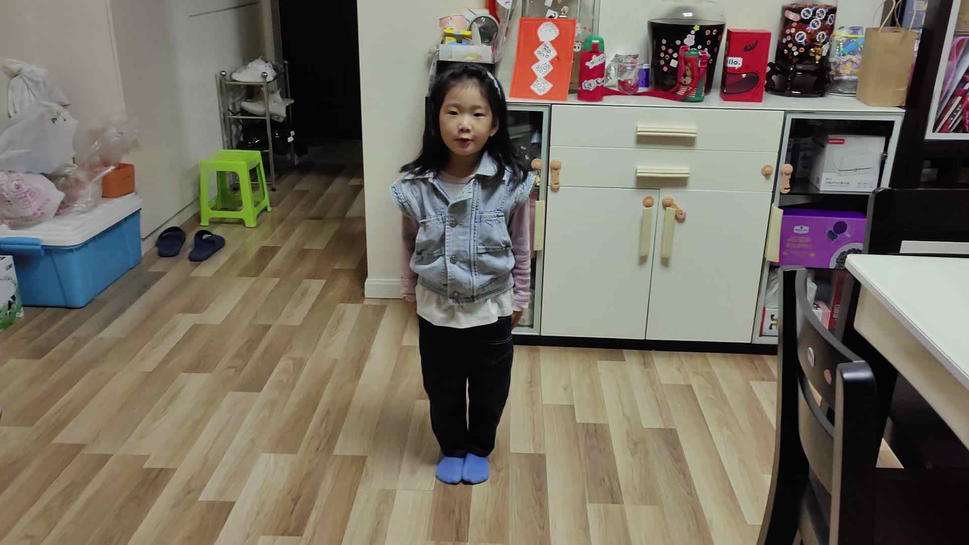 10月14日大B班宁汐言练习左右高抬腿