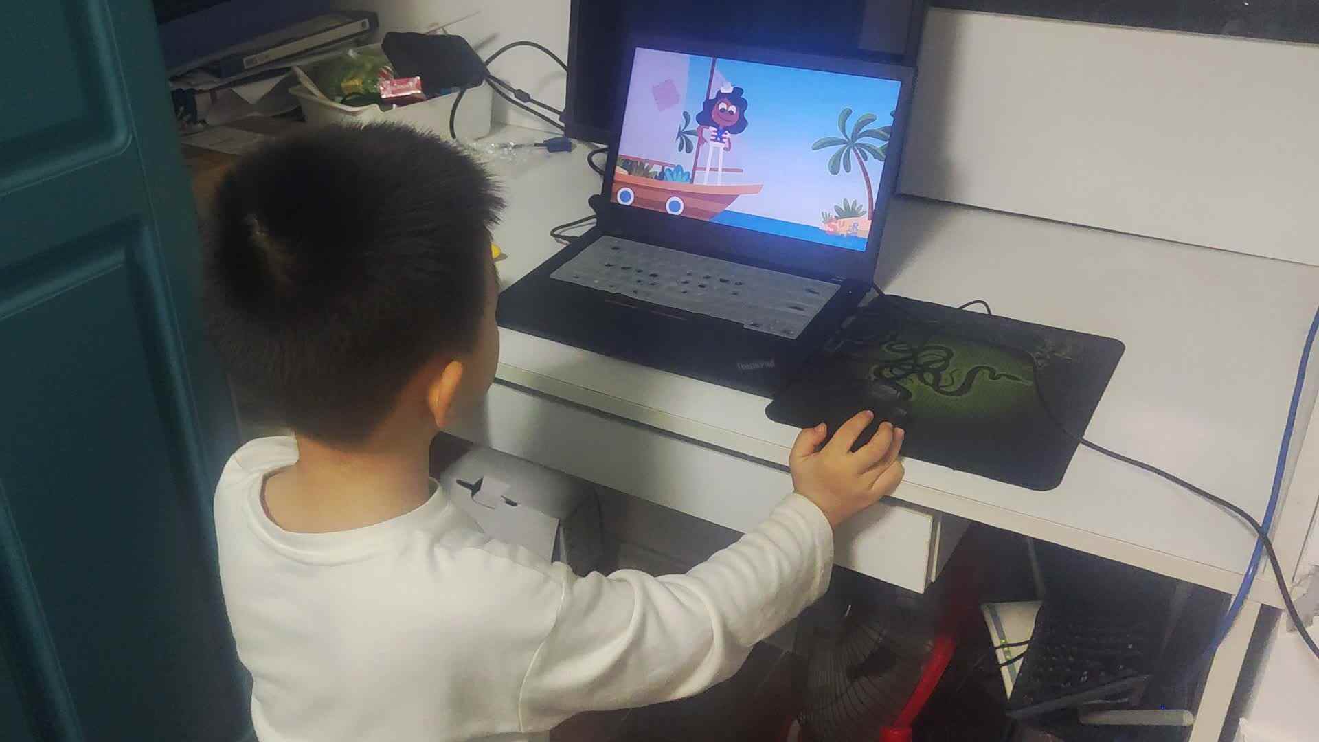 20241015大B班李锦城观看英语视频