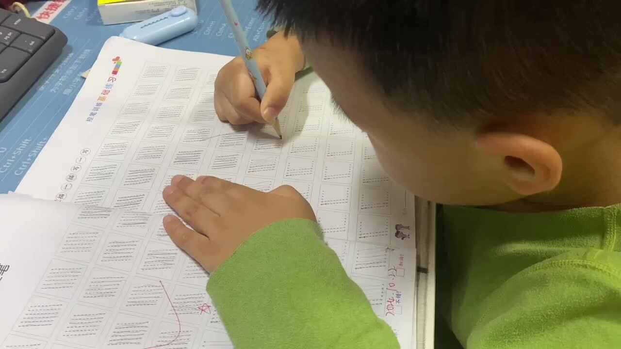 ⁣⁣⁣⁣大B班吕子垚控笔练习20241025.MOV