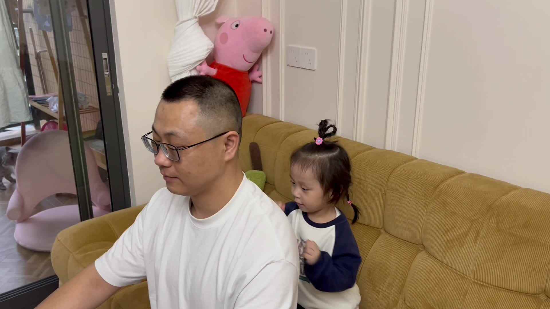 20241025给长辈捏捏肩膀捶捶腿
