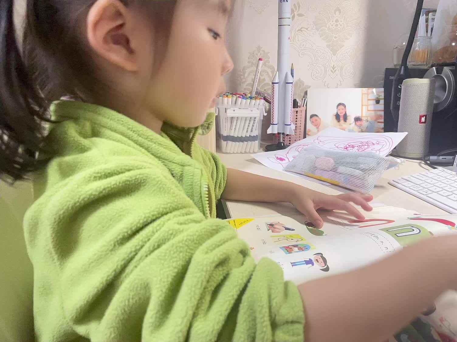 学前B班蒲依诺2024.10.22日(指读声母n) .mp4
