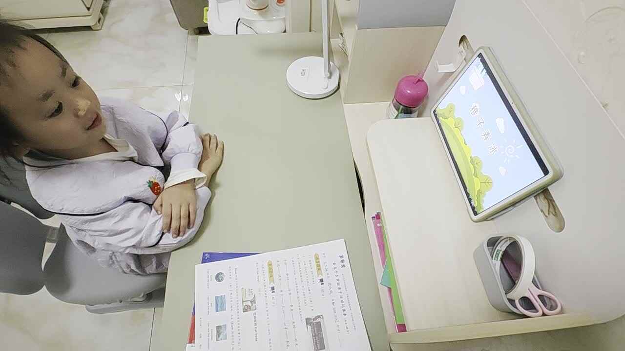 ⁣⁣⁣⁣⁣2024年10月27日大B班谭诗锜观看第13页锦囊视频学习古诗《稚子弄冰》