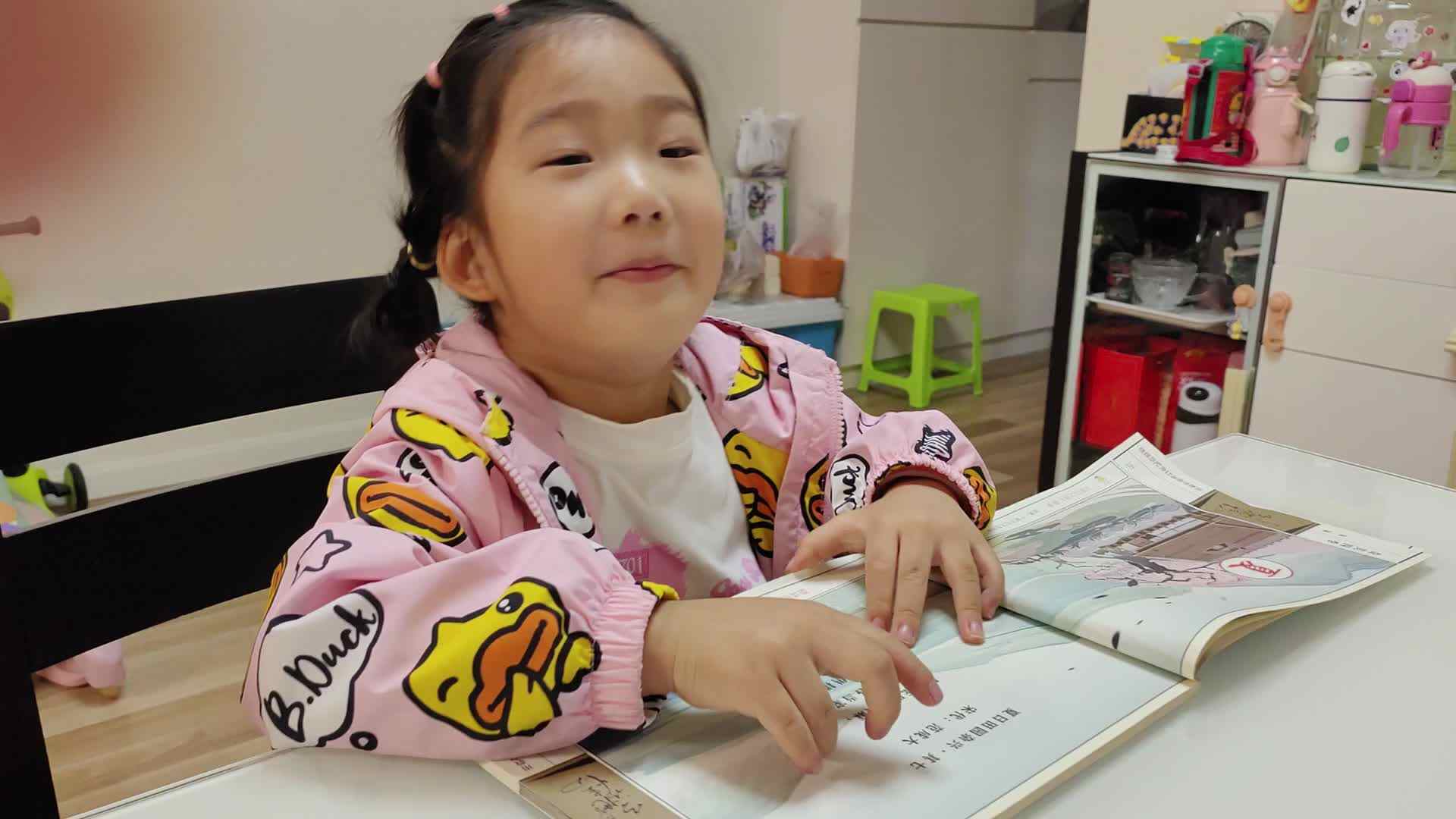 ⁣10月12日大B班宁汐言指读古诗《夏日田园杂兴、其七》