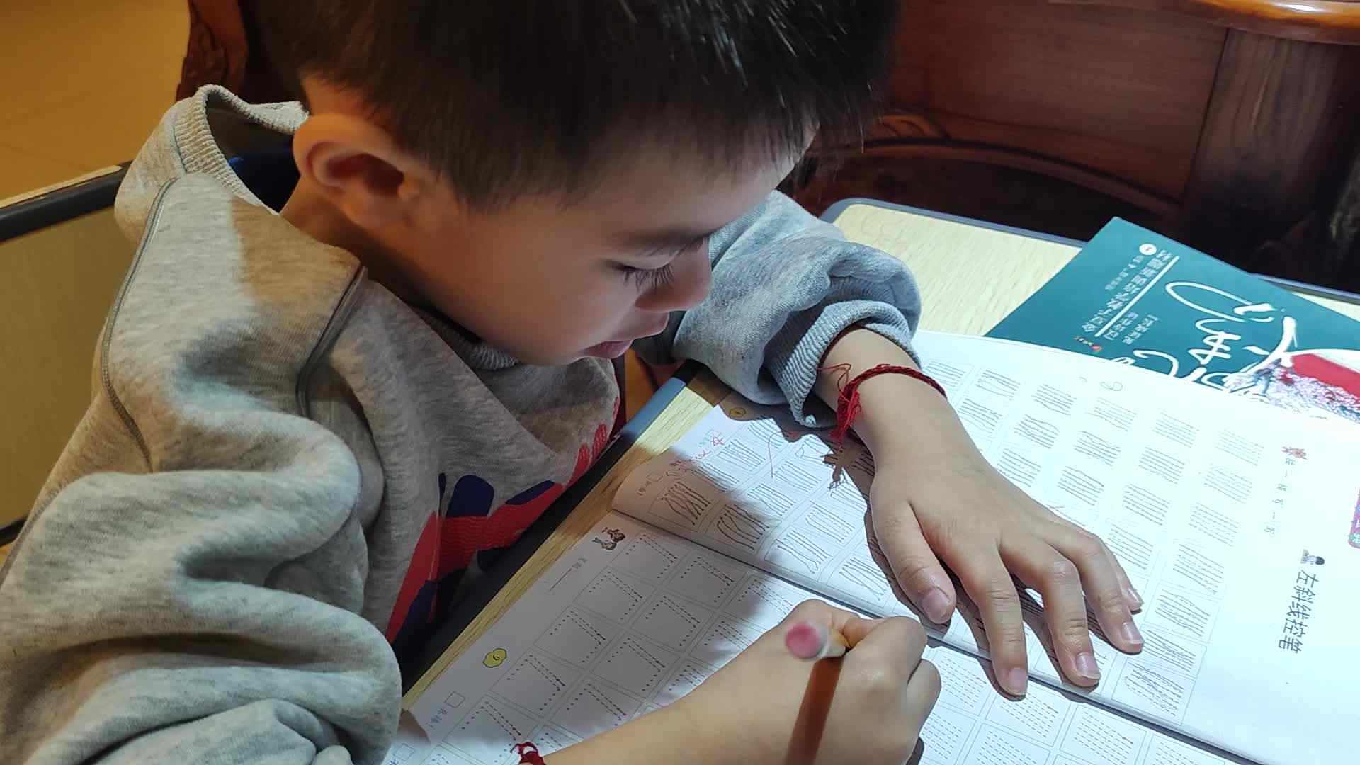 大b班刘倬宇控笔训练VID_20241020_204202.mp4