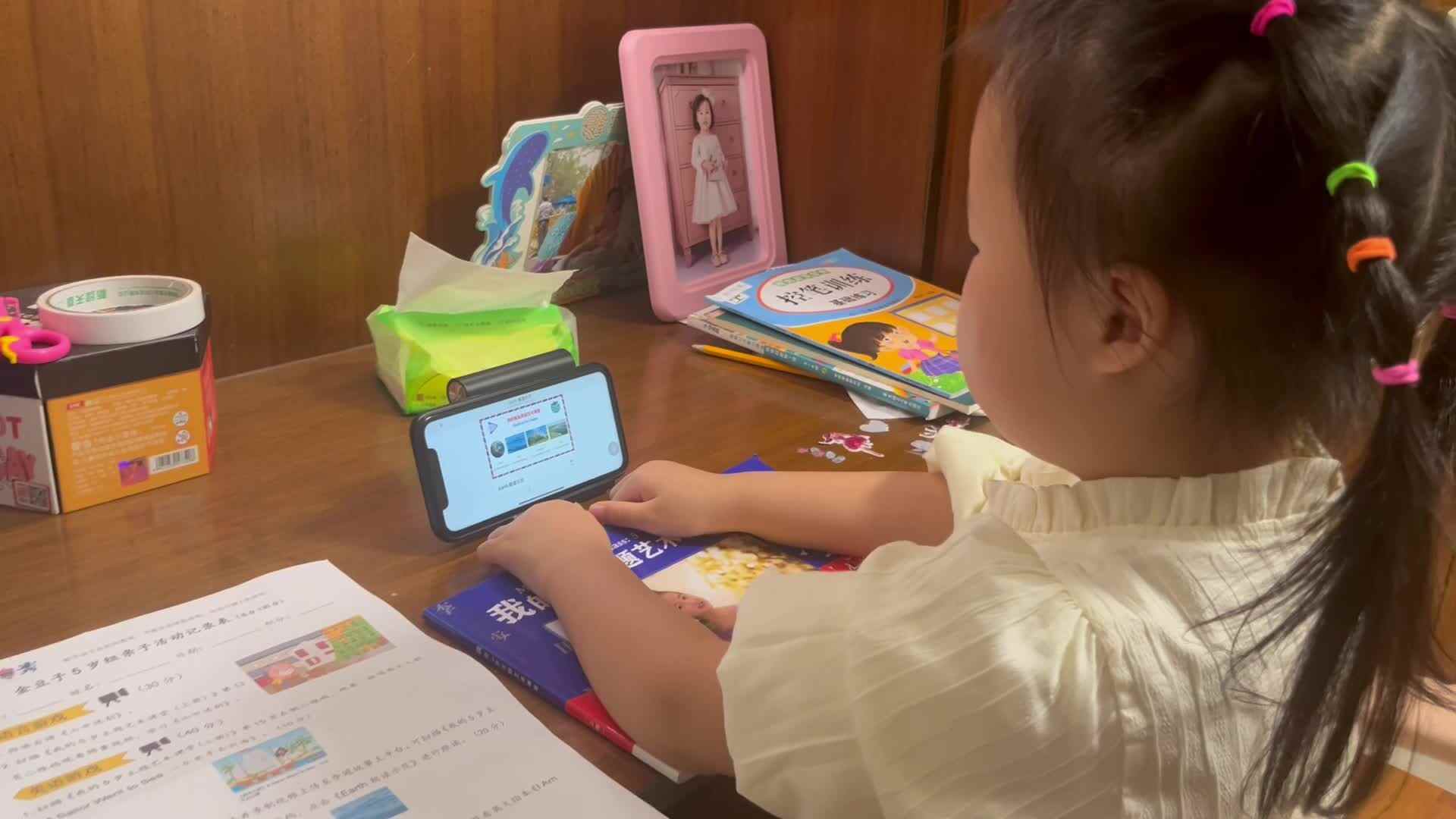 10.18大A班赵欣奕跟读英文单词