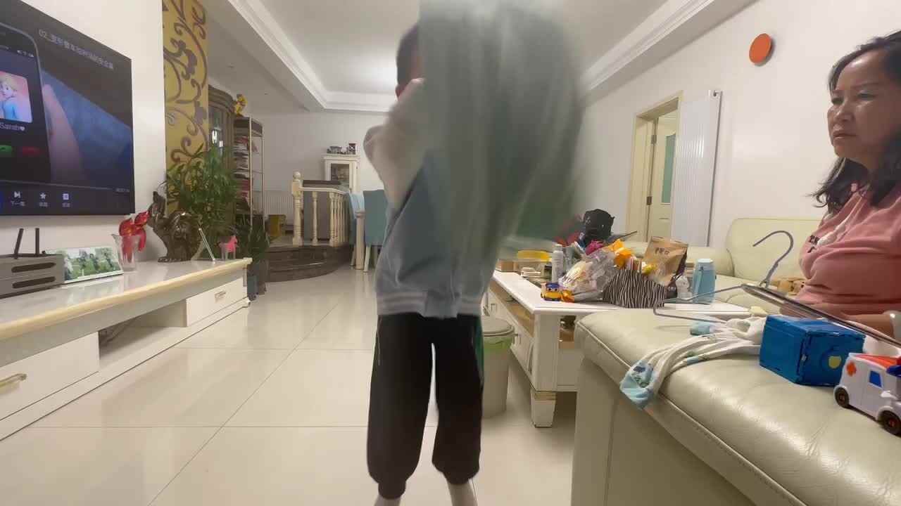 实验中班跳跳晾衣服2024.10.10