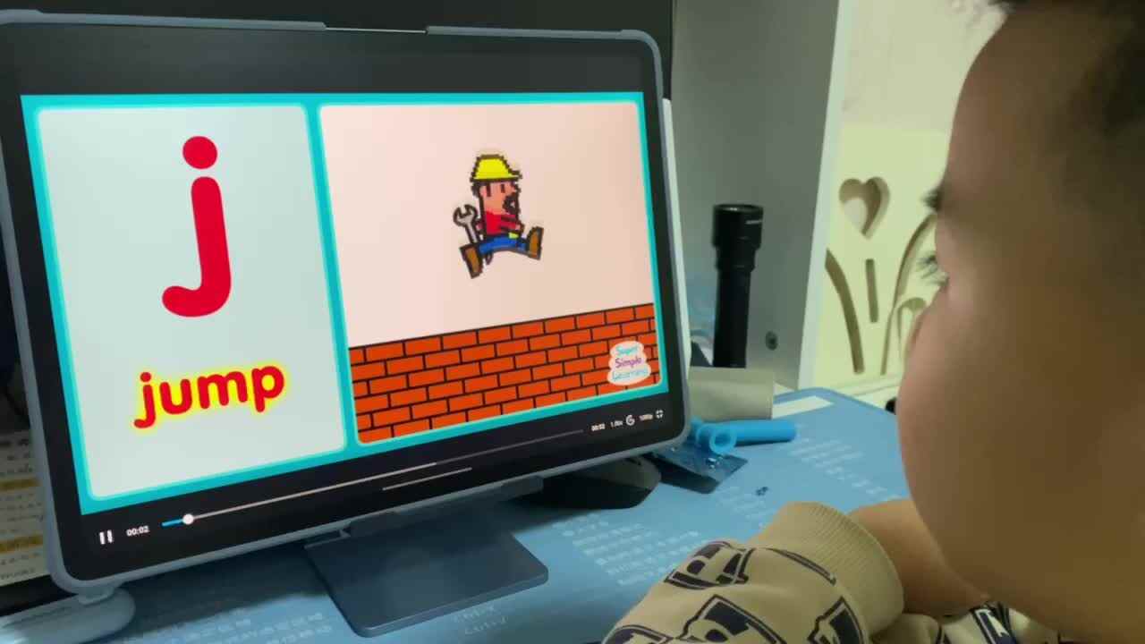 ⁣⁣⁣大B班吕子垚观看英文视频（⁣Lowercase j）20241012.MOV