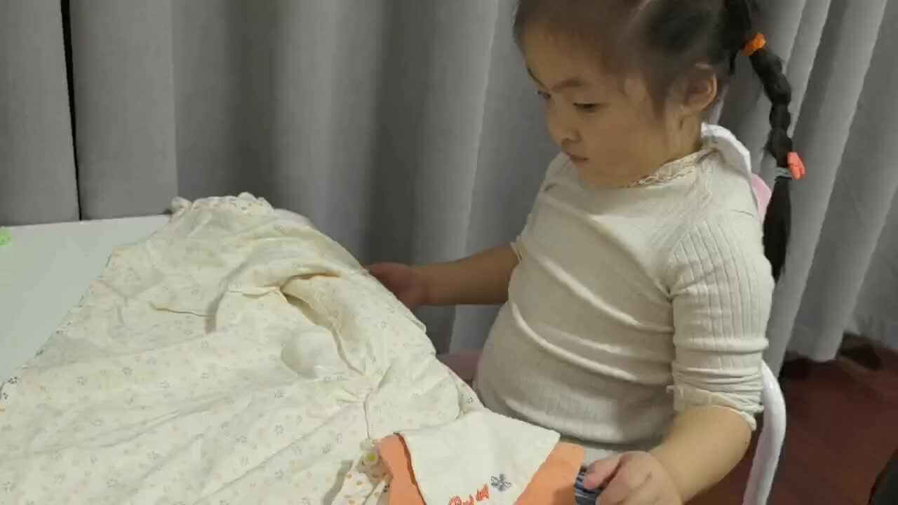 中A班2024.10.29艾琰茹-- 叠衣服