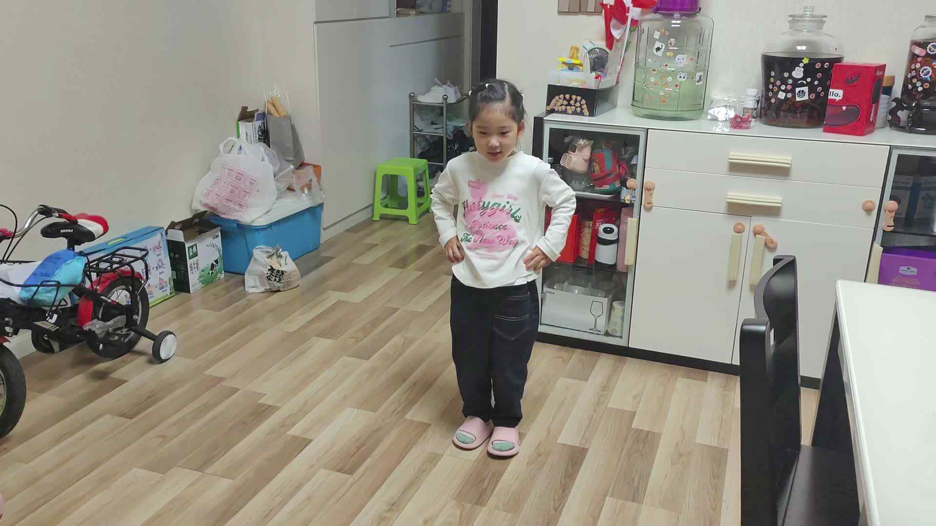 ⁣⁣⁣⁣10月16日大B班宁汐言左右交替高抬腿