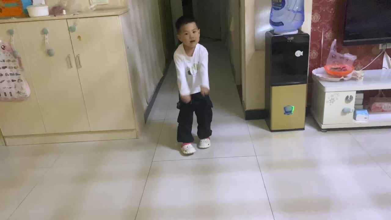 大B班吕子垚体能训练（原地跳远）20241029.MOV