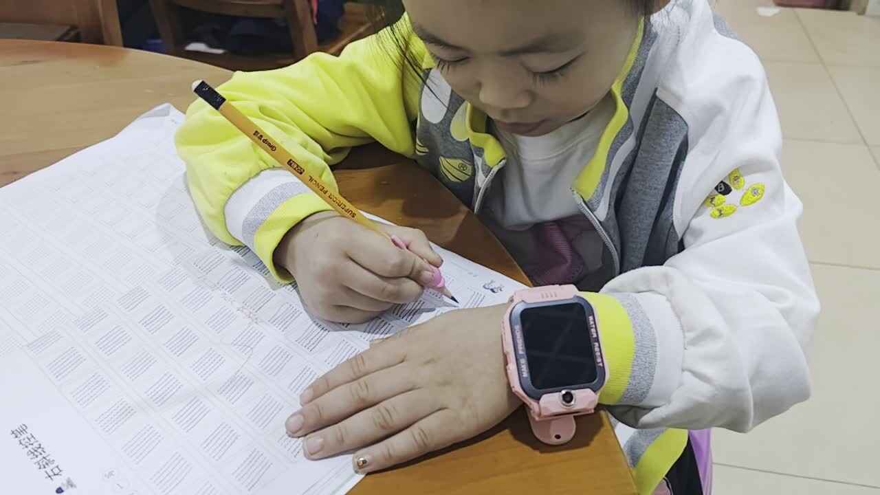 2024年10月21日大B班谭诗锜完成控笔训练第10页5-8行