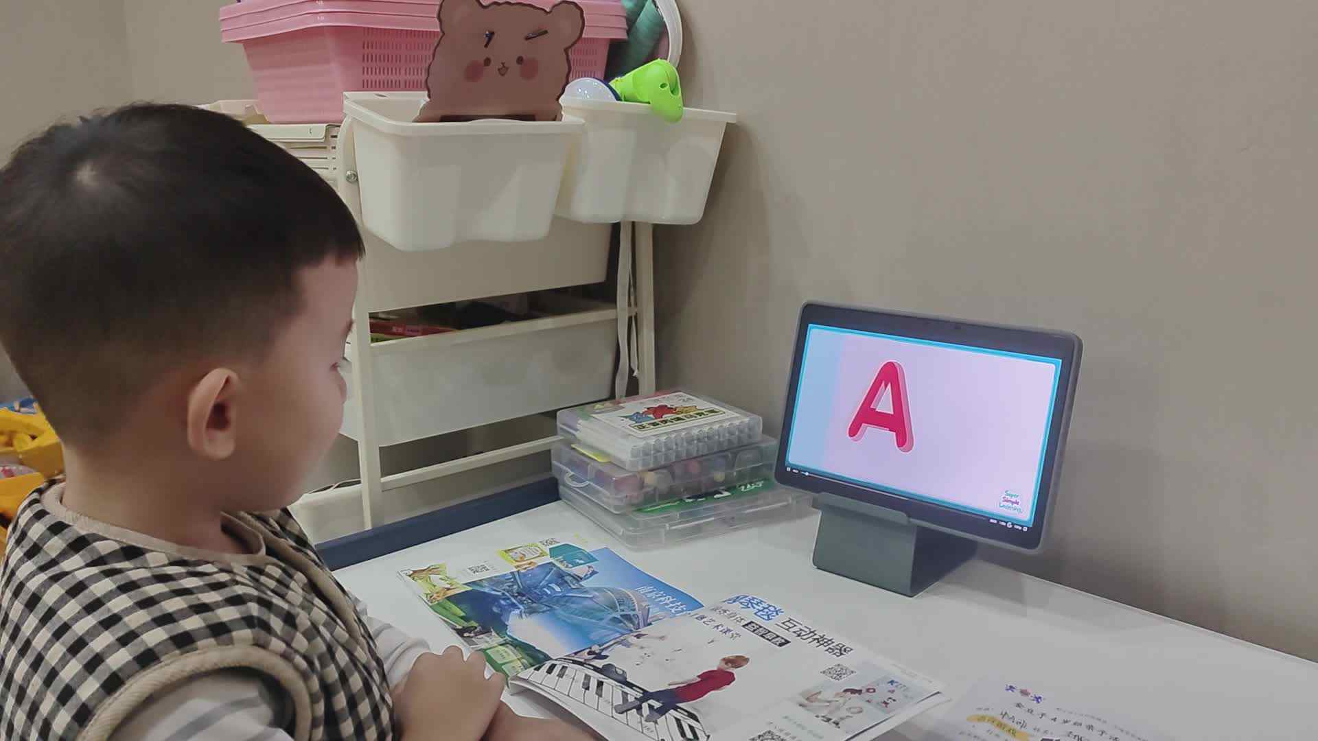 2024.10.13中A班李楷延——观看英语视频mp4