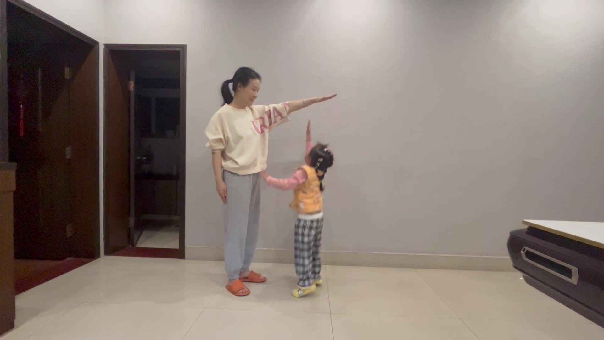 10.9大A班赵欣奕摸高跳