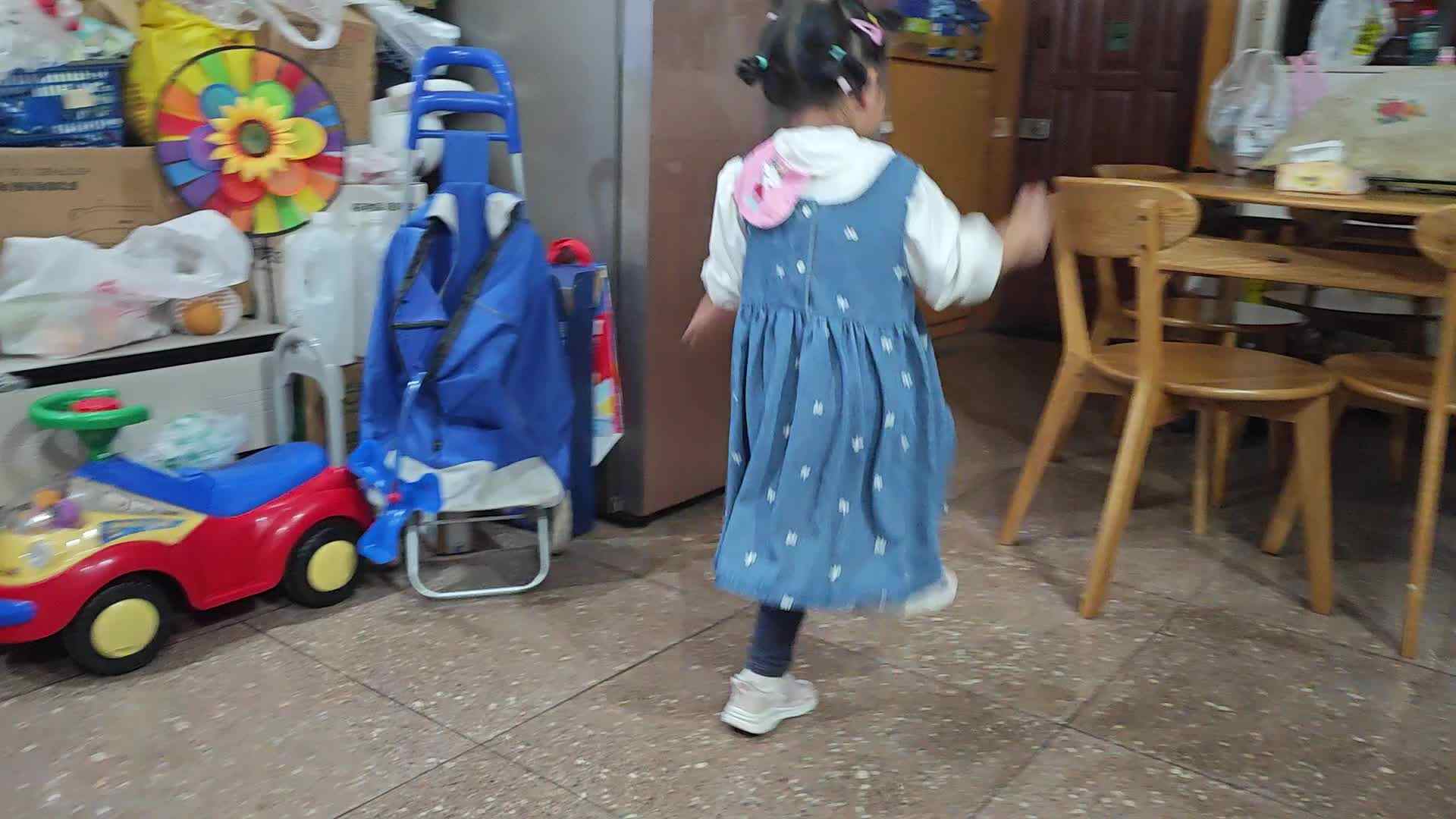 中A班2024.10.23张艺涵-单脚跳.mp4