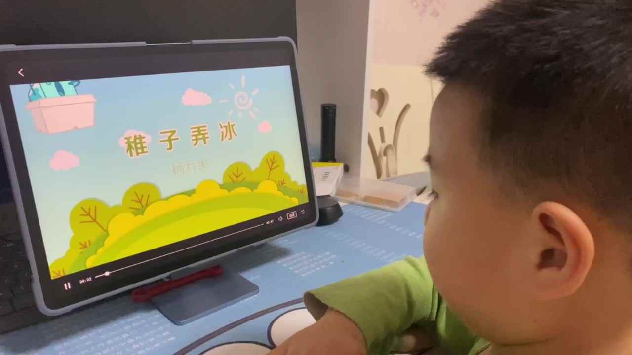 ⁣⁣⁣大B班吕子垚观看锦囊视频（稚子弄冰）20241025.MOV
