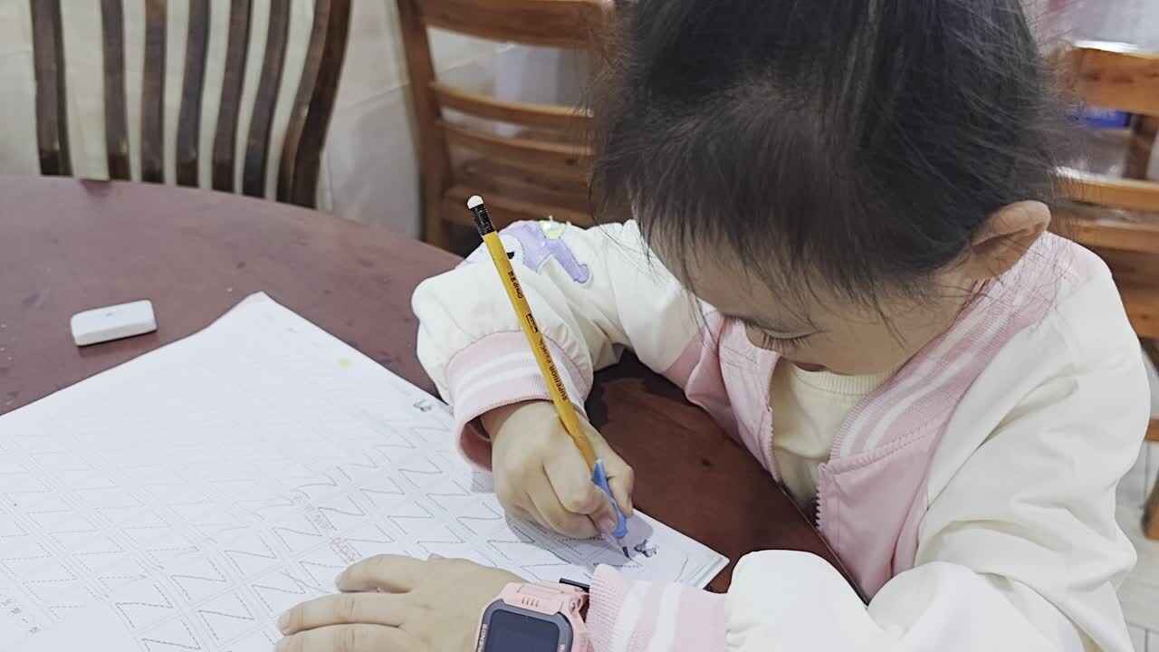 2024年10月29日大B班谭诗锜完成控笔训练第12页5-8排