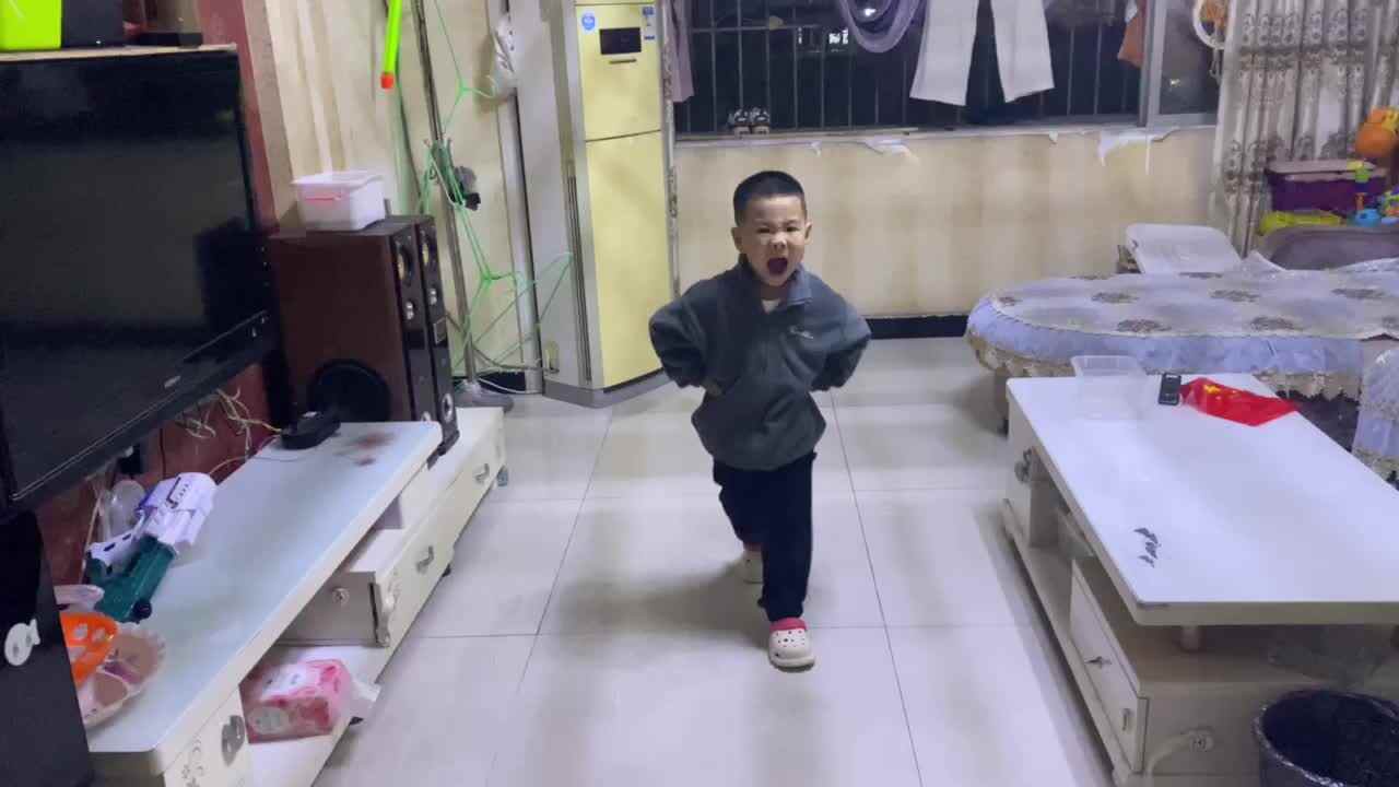 ⁣⁣大B班吕子垚体能训练（小手叉腰踏步走）20241007.MOV