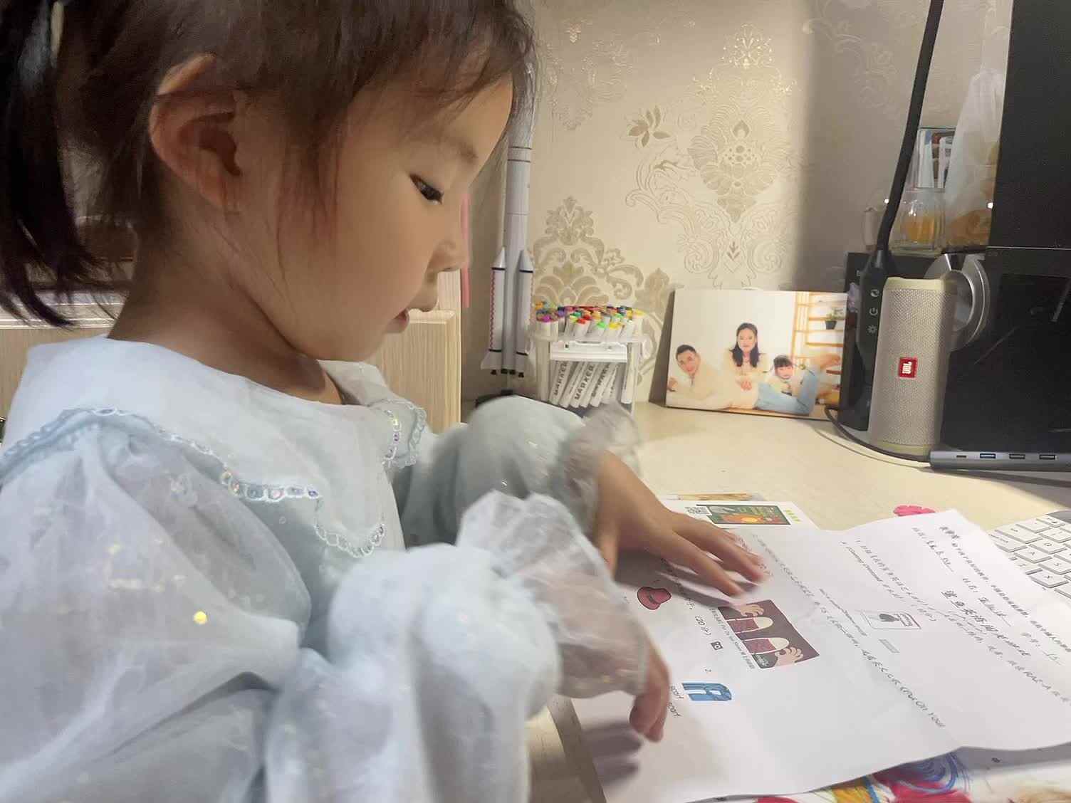 学前B班蒲依诺2024.10.18日朗读单词(hat scarf).mp4