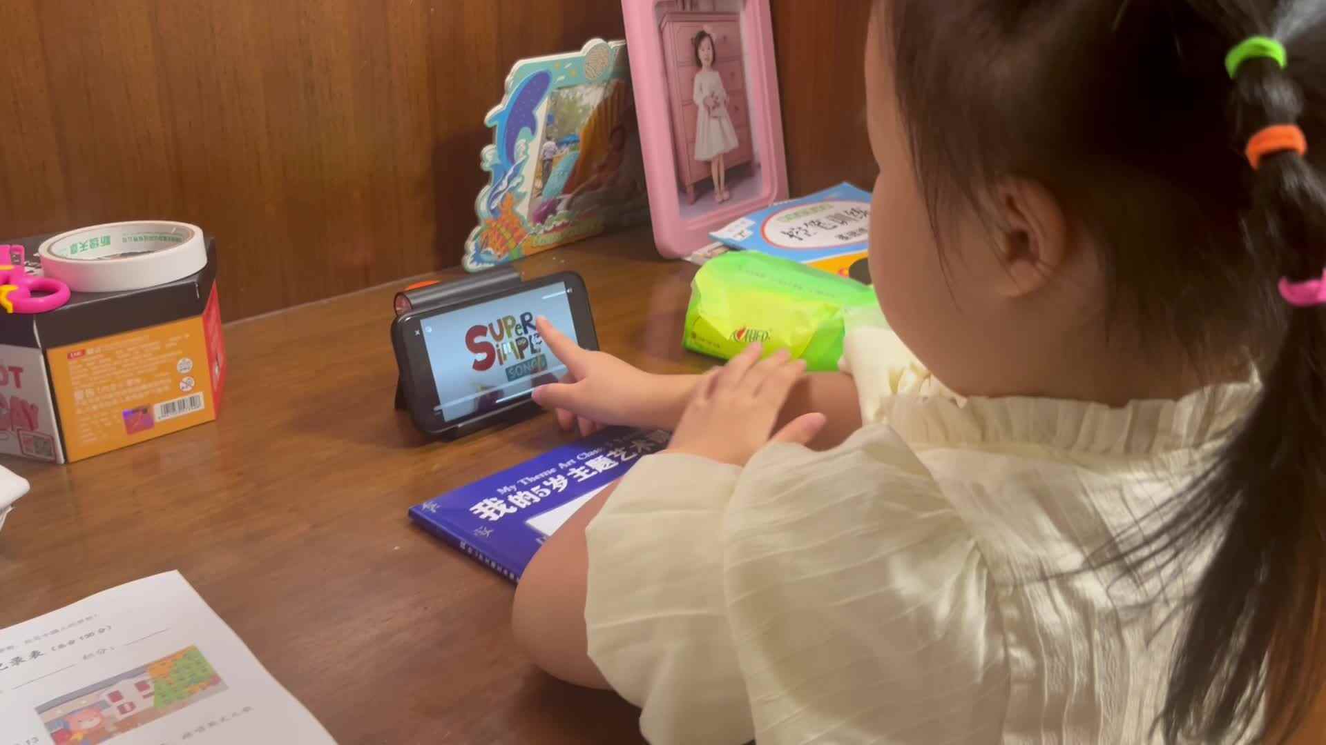 10.18大A班赵欣奕跟唱英文儿歌