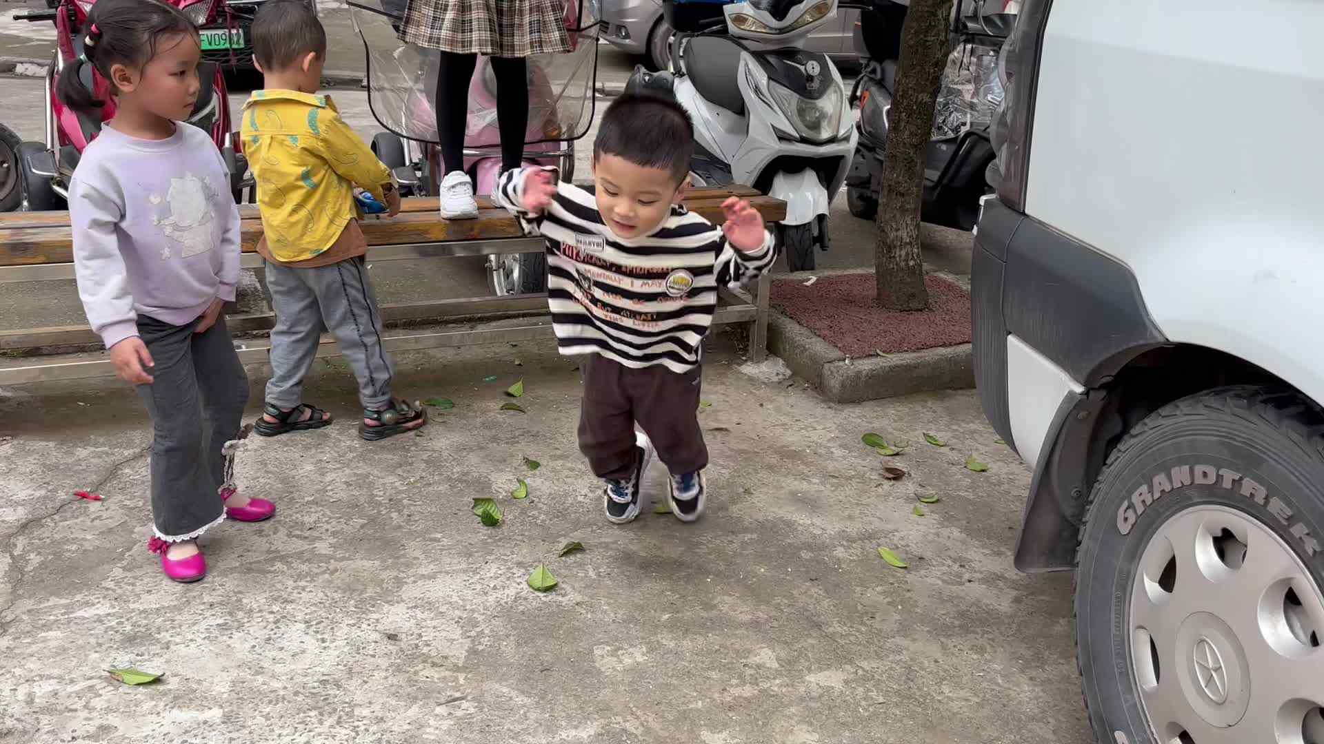 ⁣2024-10-11中A班刘奕宸练习立定跳远.mov