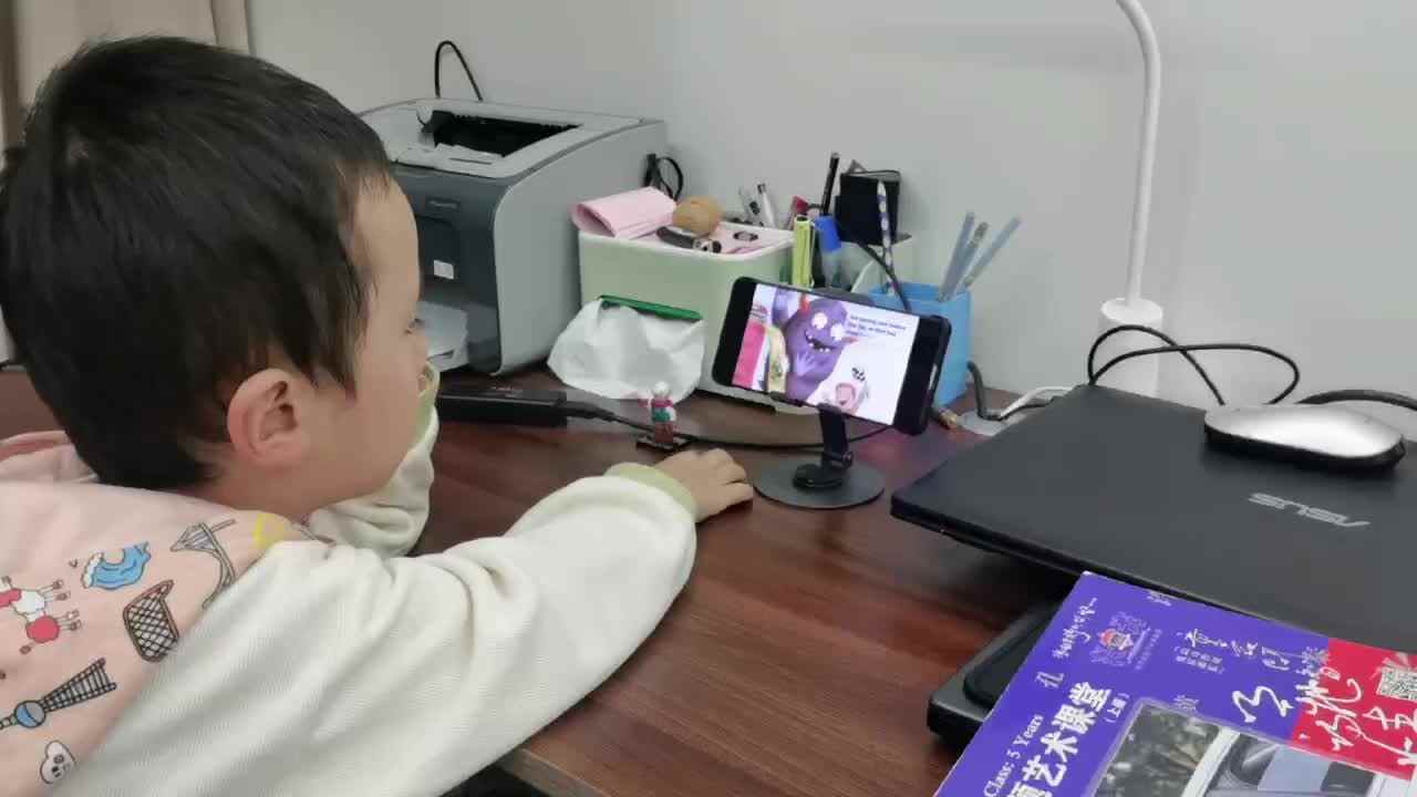 ⁣⁣2024.10.26大B班王千与【观看英文绘本eat pete】