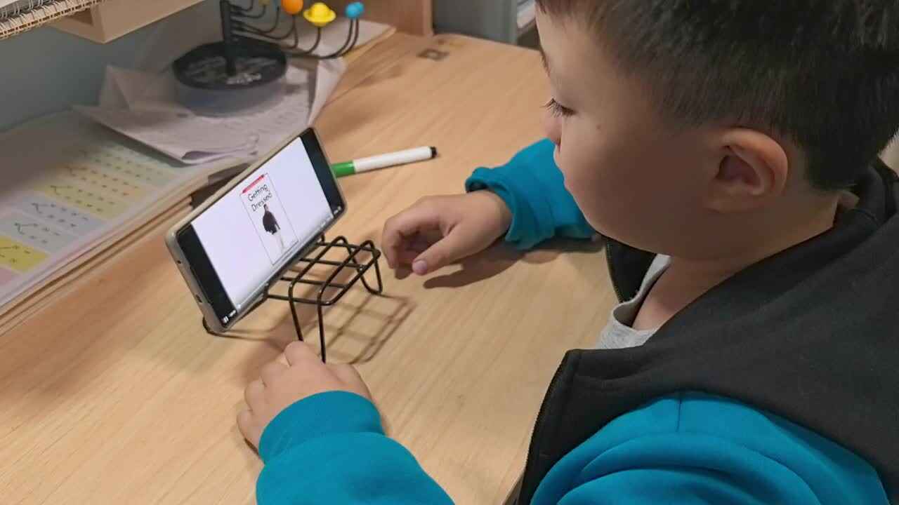 学A班兰梓瀚观看英语绘本20241019.mp4