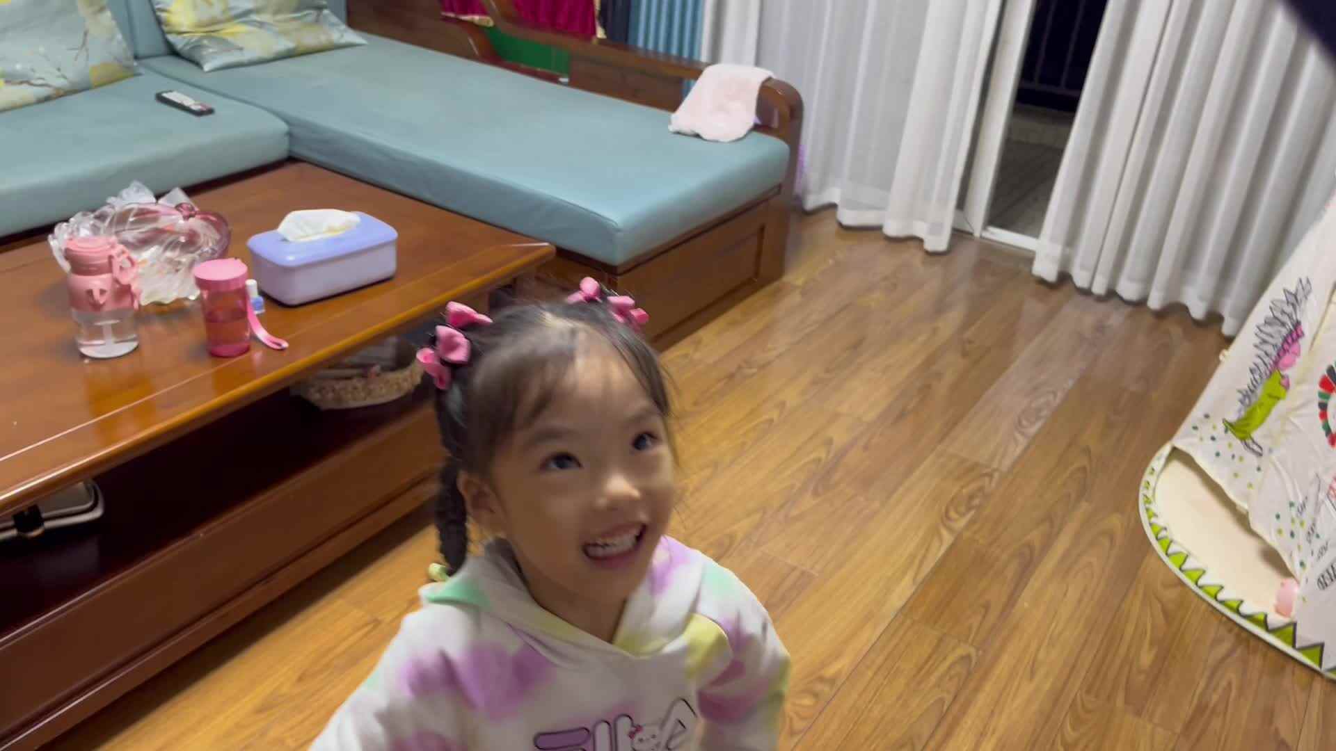 大B班李茵琪练习摸高跳