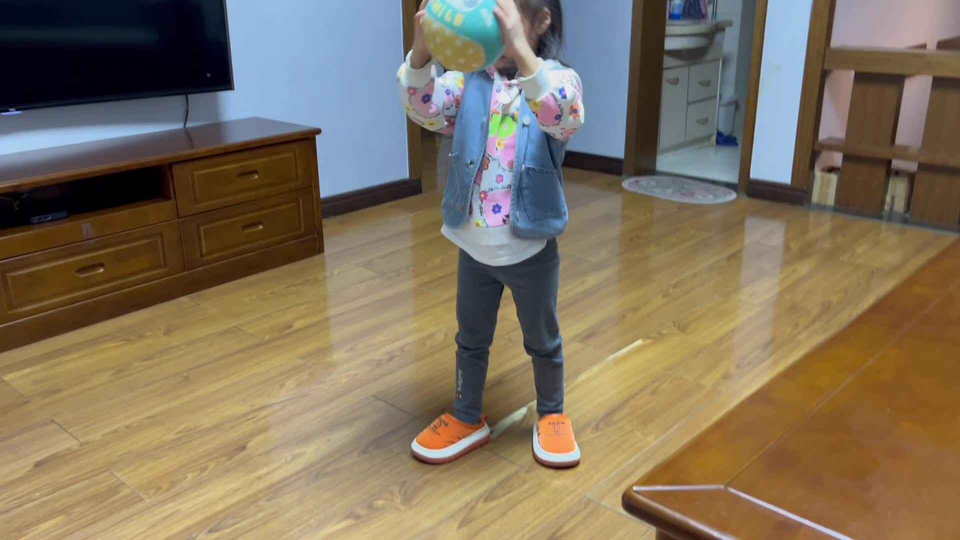 大B班李茵琪练习拍球