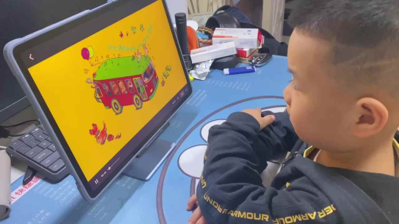 ⁣⁣⁣大B班吕子垚观看英文视频（⁣公车的轮子 Wheels on the bus）20241007