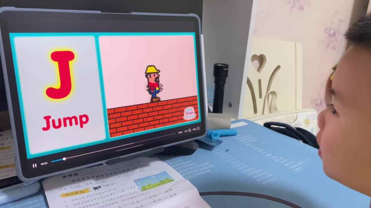 ⁣⁣大B班吕子垚观看英文视频（⁣ Uppercase J）20241012.MOV