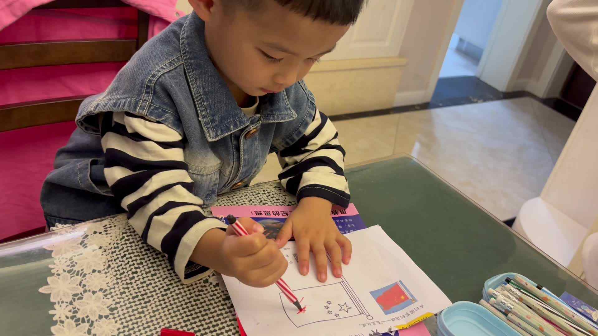 ⁣2024-10-5中A班刘奕宸给国旗涂色
