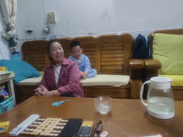 20241011大B班赵芃栎重阳集赞-给长辈捶捶背