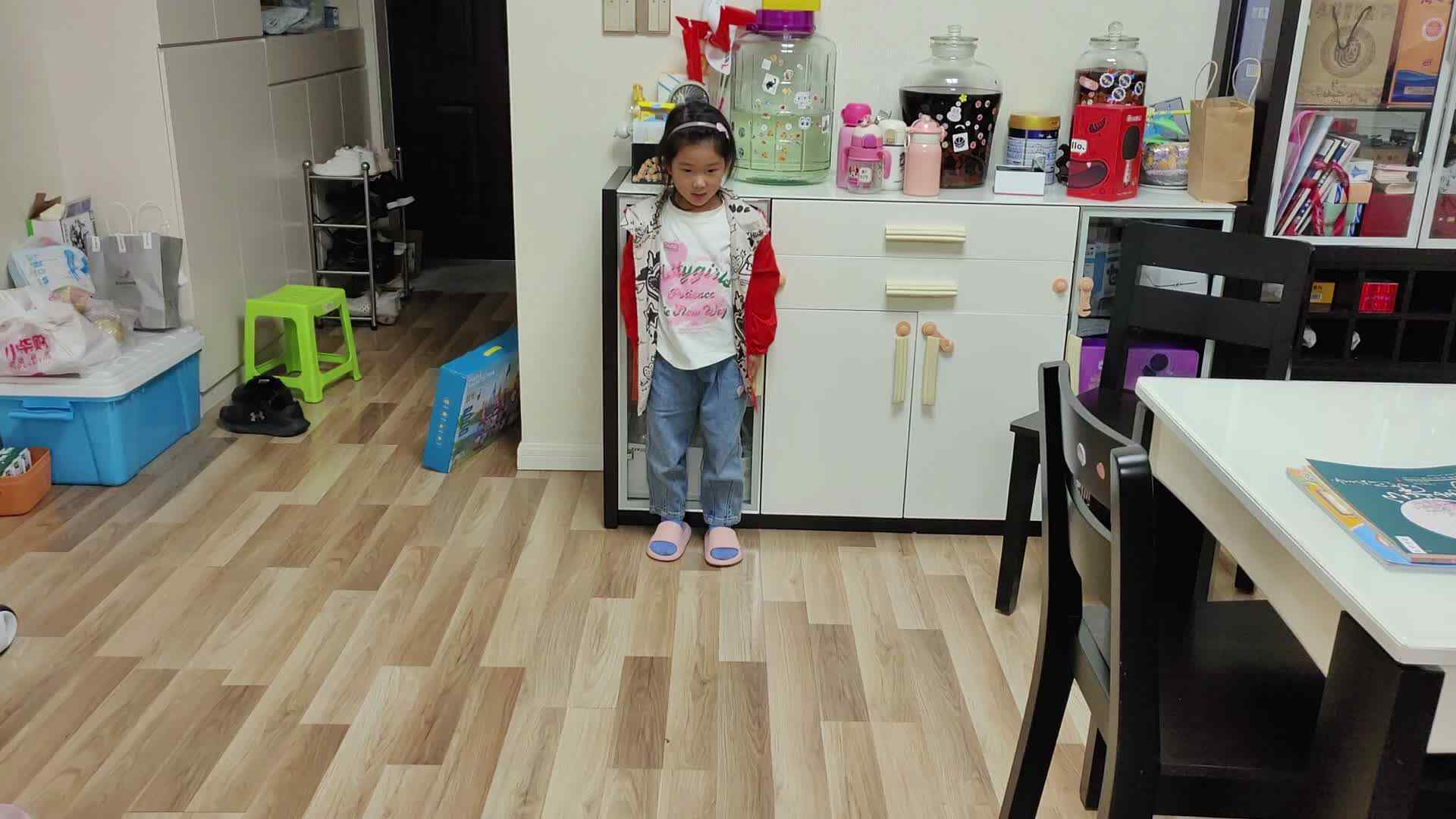 ⁣⁣⁣⁣⁣⁣⁣10月18日大B班宁汐言练习左右交替高抬腿