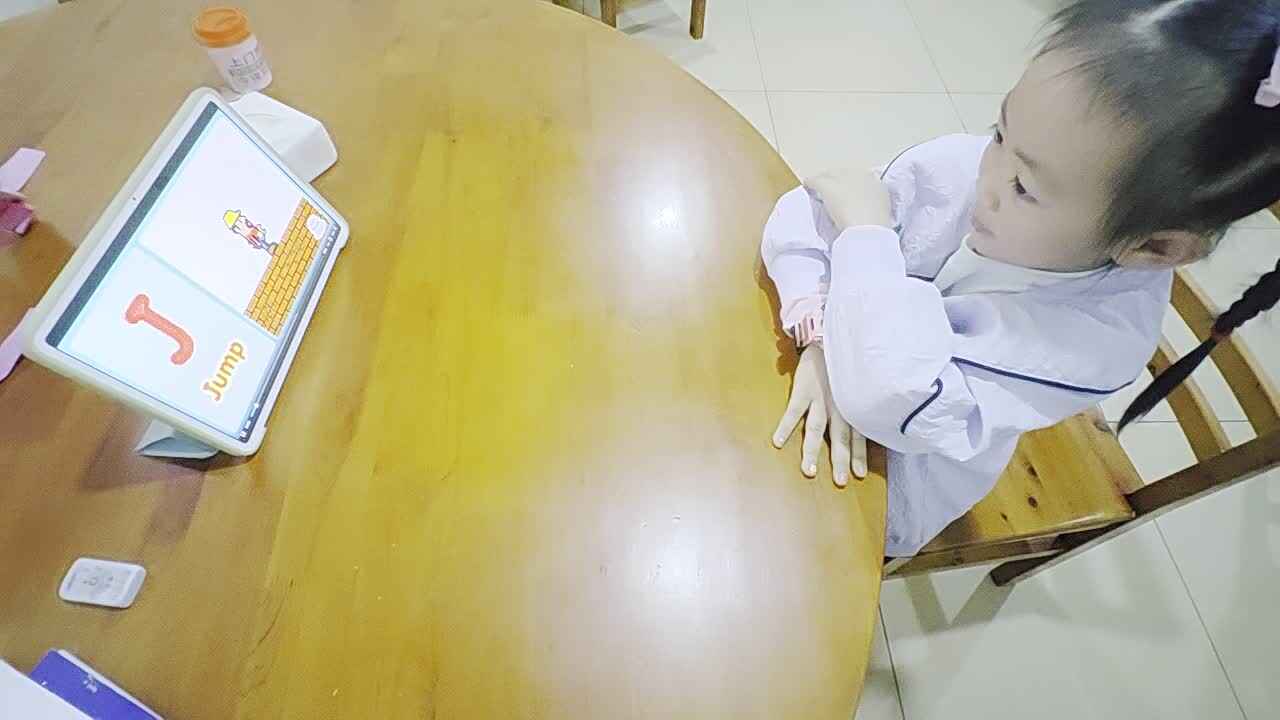 ⁣⁣⁣⁣⁣2024年10月13日大B班谭诗锜观看第75页锦囊英语视频《Uppercase J》和《Lowercase j》