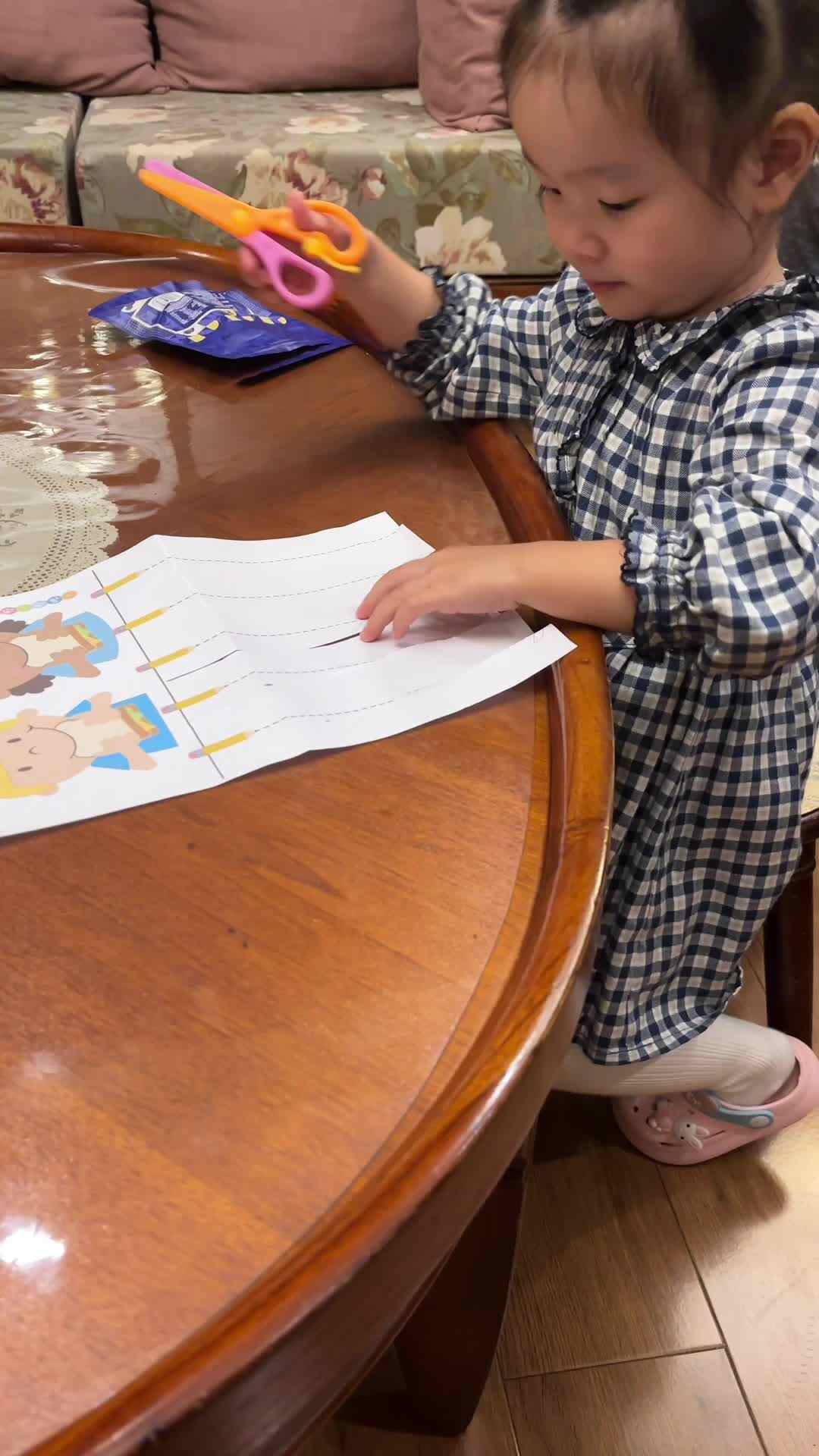 实验小班伊伊—剪纸*弟子规.mov