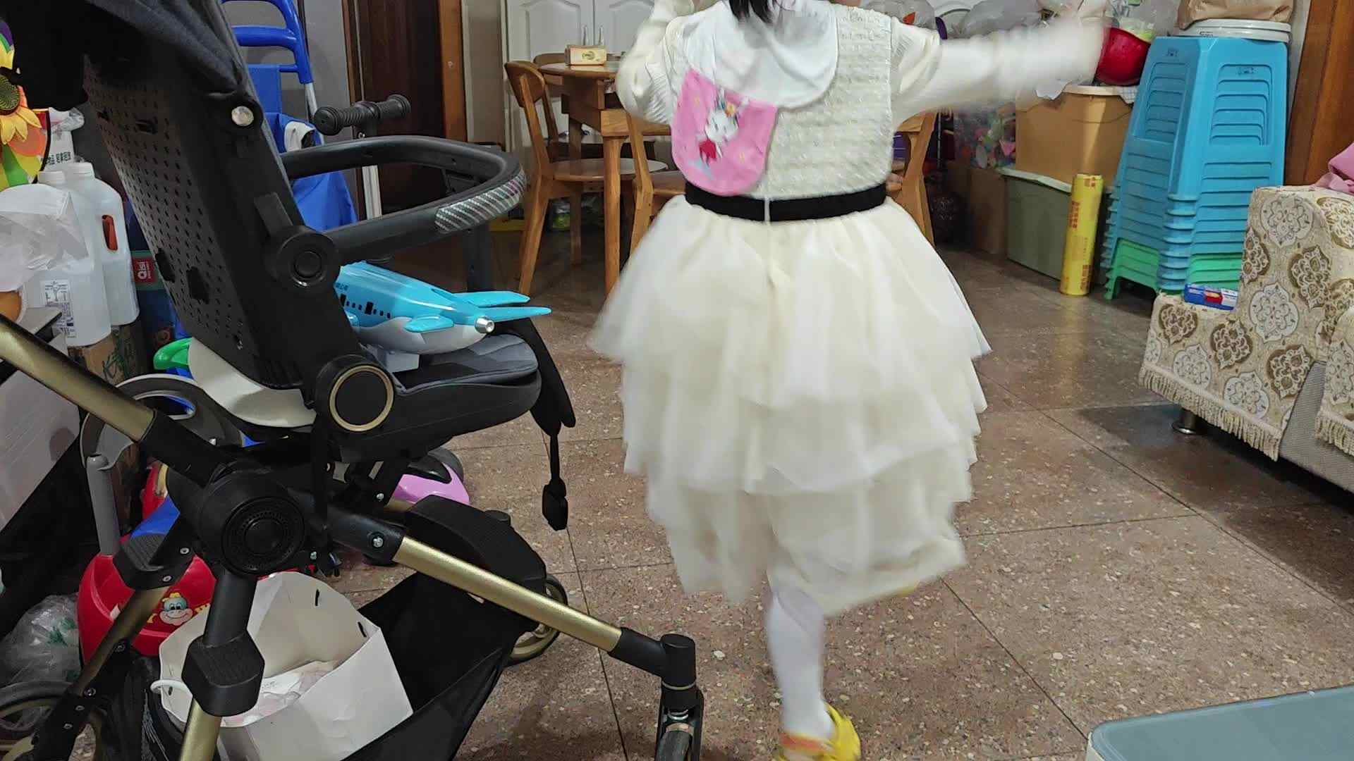 中A班2024.10.24张艺涵-单脚跳.mp4