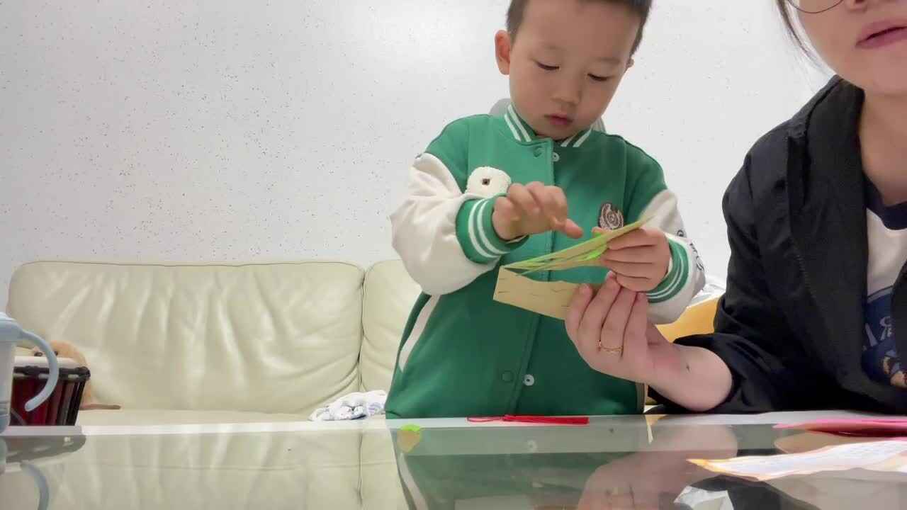 实验中班跳跳制作手工2024.10.11