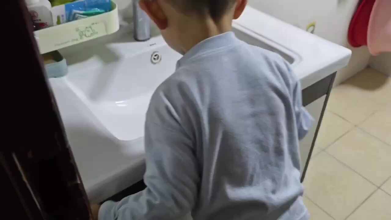 中A班2024.10.17李柯辰挽袖子.mp4