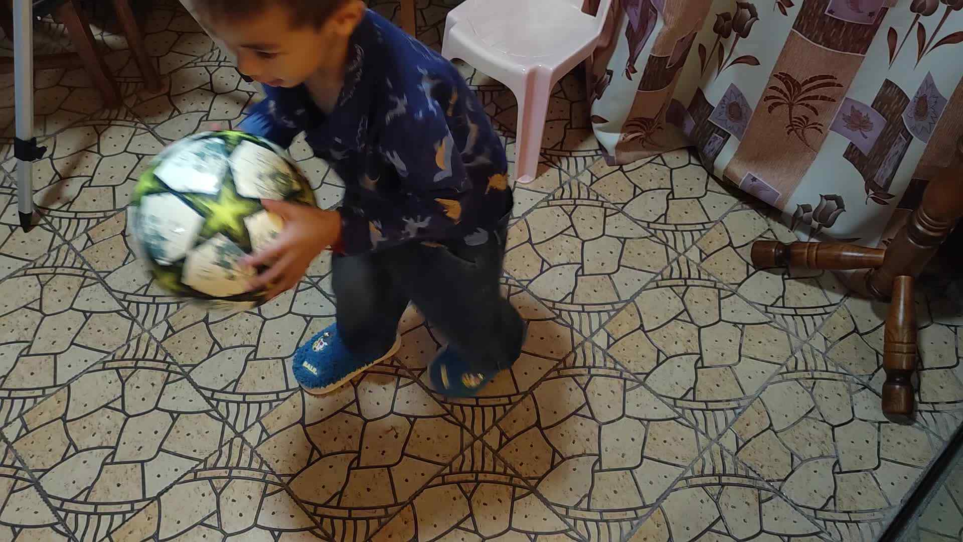 大b班刘倬宇拍球VID_20241023_205416.mp4