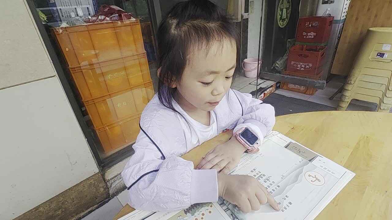 ⁣⁣⁣⁣2024年10月27日大B班谭诗锜指读古诗《稚子弄冰》